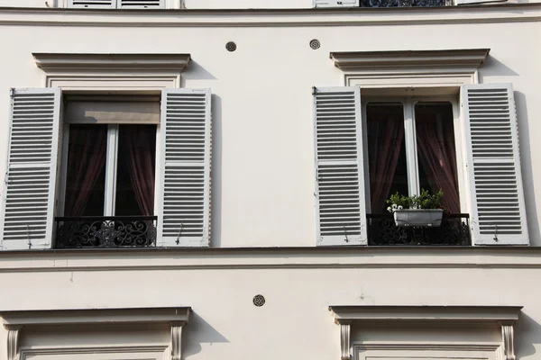 Två parisiska fönster, — Stockfoto