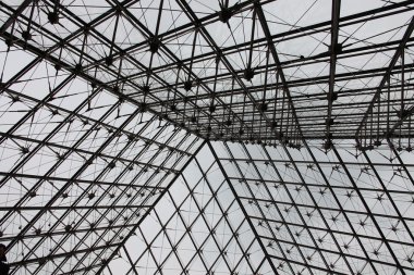 Vana kubbe piramit Louvre giriş üzerinde