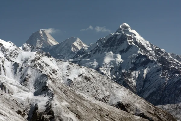 Dağ karla kaplı. Tien Shan,