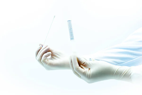 白い滅菌手袋を持つ医師の手は プロフィールでCovid 19のPcr検査を保持します 白い背景 — ストック写真