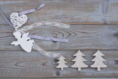 Ahşap beyaz ve kırmızı Noel dekorasyonu ile boş kopya alanı ahşap arka plan gri