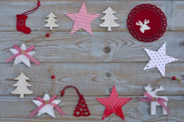 Ahşap beyaz ve kırmızı Noel dekorasyonu ile boş kopya alanı ahşap arka plan gri