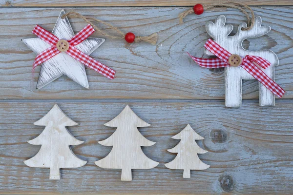Grau leeren Kopierraum hölzernen Hintergrund mit weißen und roten Weihnachtsdekoration aus Holz — Stockfoto