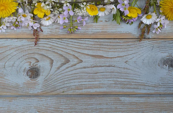 Margaréták, pitypang, buttercups, sípoló gyógynövény, mező virágok a régi szürke textúra fa háttér üres másol hely — Stock Fotó