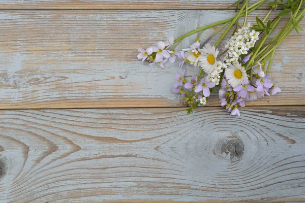 Buttercups, μαργαρίτες, dandelions, σφυρίζοντας βότανο, πεδίο λουλούδια σε παλιό ξύλινο φόντο γκρι υφή με κενό αντίγραφο χώρου — Φωτογραφία Αρχείου