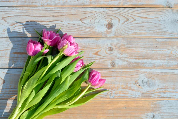 Fond de tulipes pourpres roses avec espace vide de vieux étagères en bois gris bleu utilisé pour votre propre texte ou photo — Photo