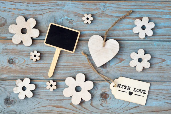 Bleu gris vieille plage d'occasion Fond en bois avec décoration de fleurs en bois et avec étiquette et cadre photo en forme de coeur — Photo
