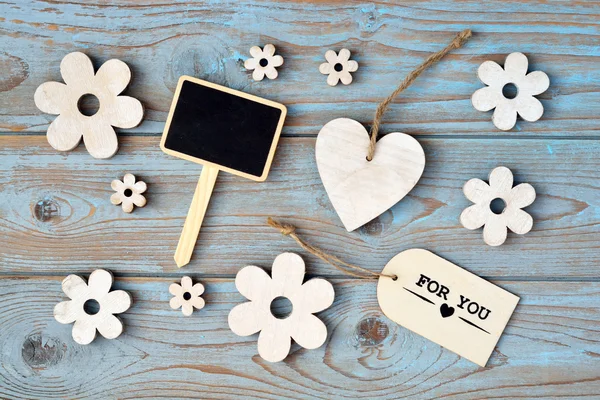 Bleu gris vieille plage d'occasion Fond en bois avec décoration de fleurs en bois et avec étiquette et cadre photo en forme de coeur — Photo