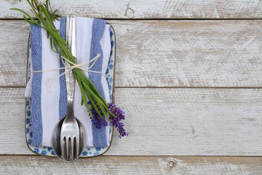 gümüş çatal bıçak takımı ve bir mavi beyaz peçete mutfak havlu lavanta dekorasyon ve rustik vintage ülke tarzı boş kopya alanı