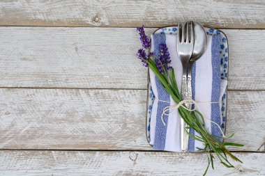 gümüş çatal bıçak takımı ve bir mavi beyaz peçete mutfak havlu lavanta dekorasyon ve rustik vintage ülke tarzı boş kopya alanı