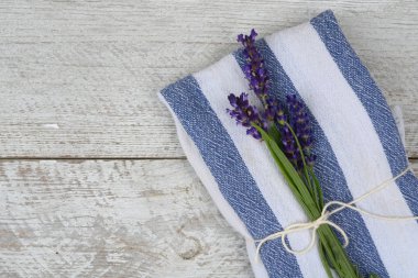 beyaz gri eski ahşap raflar arka plan mavi beyaz havlu üzerinde boş kopya alanı ve lavanta çiçek dekorasyonu ile