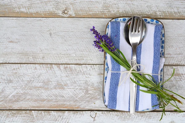 Couverts en argent et une serviette de cuisine blanche bleue avec décoration lavande et espace de copie vide dans un style rustique vintage country — Photo