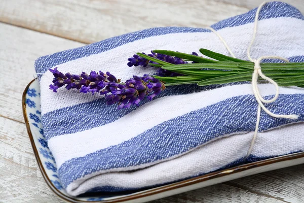 Vit grå gammal trähyllor bakgrund med tomma kopian utrymme och lavendel blommor inredning på en blå vit handduk — Stockfoto