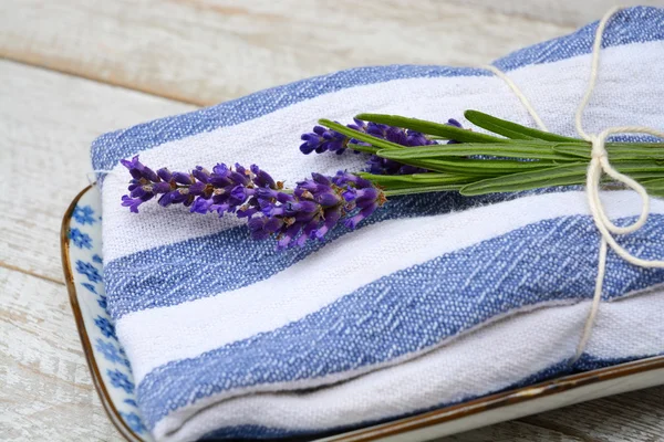 Vit grå gammal trähyllor bakgrund med tomma kopian utrymme och lavendel blommor inredning på en blå vit handduk — Stockfoto