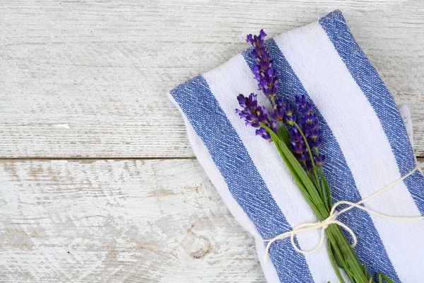 Vit grå gammal trähyllor bakgrund med tomma kopian utrymme och lavendel blommor inredning på en blå vit handduk — Stockfoto