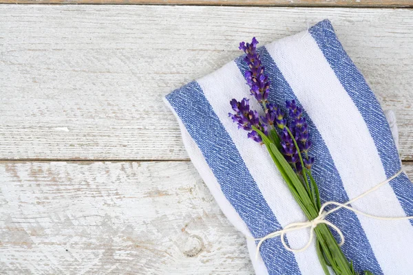 Vit grå gammal trähyllor bakgrund med tomma kopian utrymme och lavendel blommor inredning på en blå vit handduk — Stockfoto