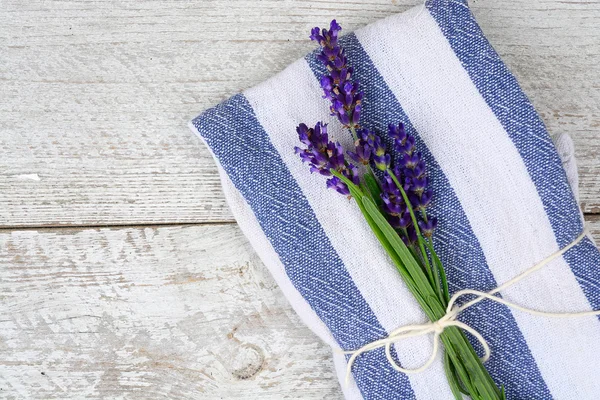 Vit grå gammal trähyllor bakgrund med tomma kopian utrymme och lavendel blommor inredning på en blå vit handduk — Stockfoto