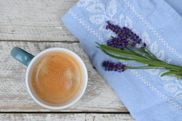 Tasse à café bleue sur un vieux fond d'étagères en bois blanc avec des fleurs de lavande et un torchon et un espace de copie vide . — Photo