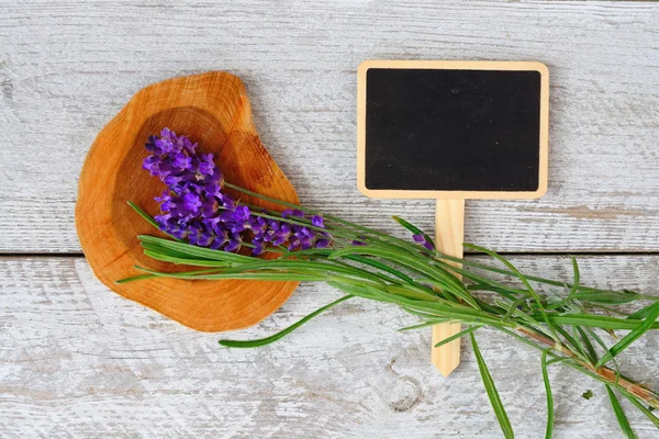 Branco cinza velho prateleiras de madeira fundo com placa de giz vazio e espaço de cópia e flores de lavanda decoração — Fotografia de Stock