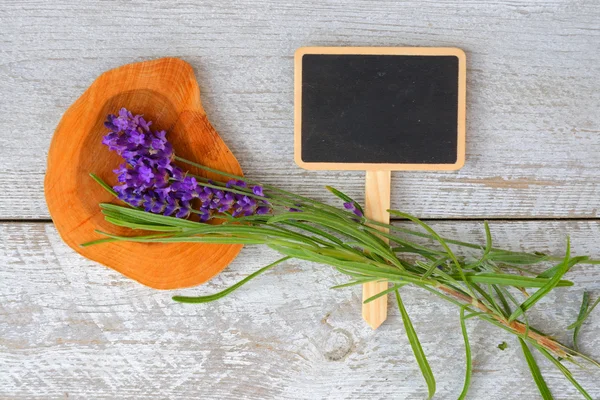 Branco cinza velho prateleiras de madeira fundo com placa de giz vazio e espaço de cópia e flores de lavanda decoração — Fotografia de Stock