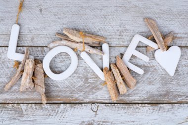 Eski Beyaz ahşap arka plan ağaç aşk mektupları ve kalp şekli dekorasyon boş kopya alanı romantik ülke vintage tarzı ile ile raflar