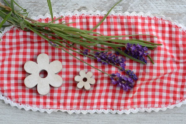 Branco cinza velho prateleiras de madeira fundo com flores de lavanda decoração em um guardanapo verificado  . — Fotografia de Stock