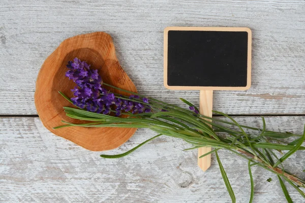 Branco cinza velho prateleiras de madeira fundo com placa de giz vazio e espaço de cópia e flores de lavanda decoração — Fotografia de Stock