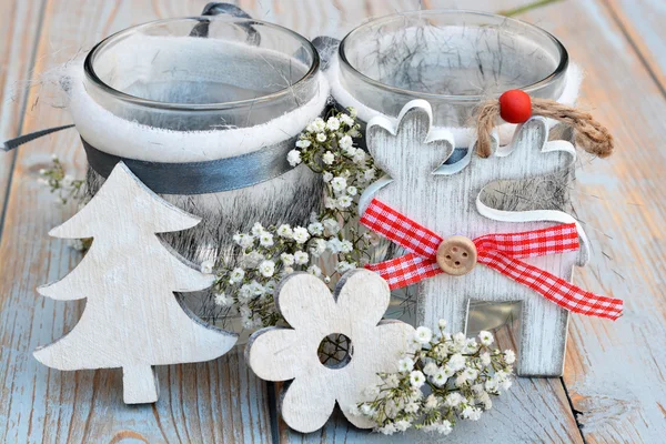 Eski ahşap gri ile kırmızı beyaz Christmas dekorasyon ahşap yılbaşı ağacı yıldız ve kalp gibi raflar ve karanfil çiçeklerle süslenmiş tutucu mumlar