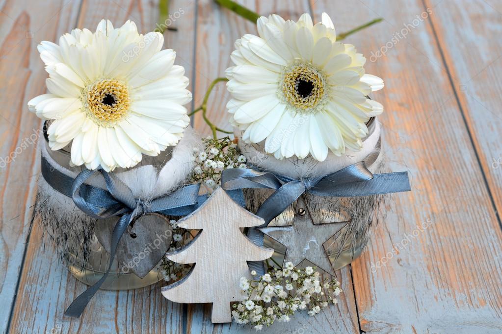 Vecchie mensole di legno grigi con decorazione di natale bianco ... Albero di natale con mensole