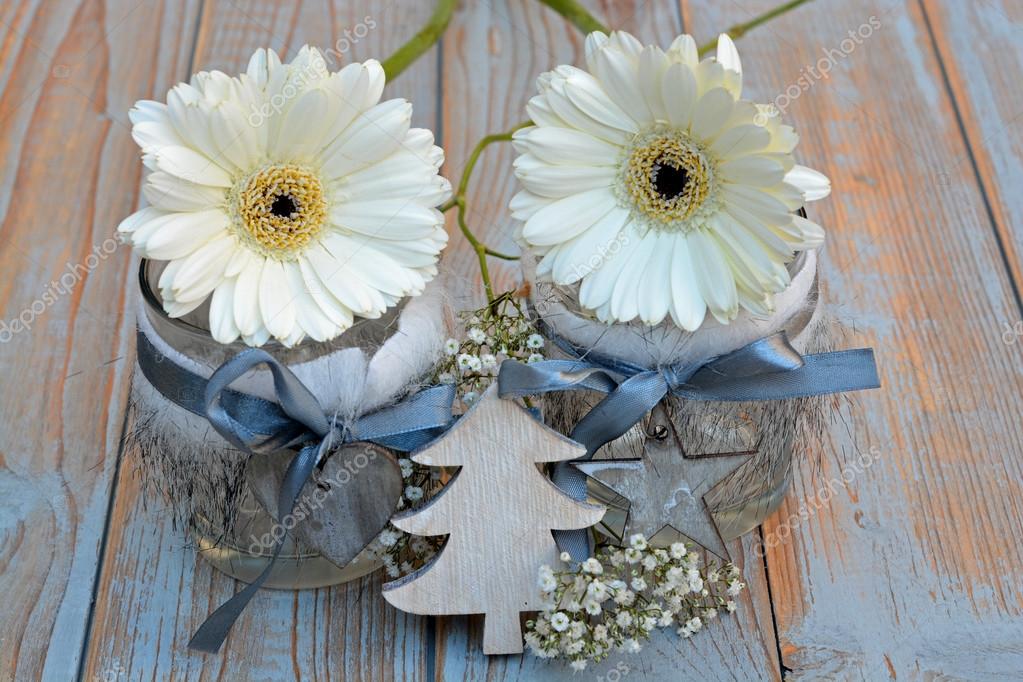 Vecchie mensole di legno grigi con decorazione di natale bianco ... Albero di natale con mensole