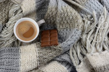 Sıcak çikolata ve çikolata bar çevresinde gri, Fildişi, Ekru örme eşarp ile kahve kupa