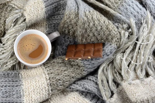 Ζεστή σοκολάτα σε κούπα καφέ με γκρι, ελεφαντόδοντο, εκρού Πλεχτό κασκόλ γύρω από αυτό και σοκολάτα — Φωτογραφία Αρχείου