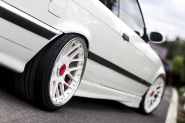 Beyaz içbükey tekerlekler