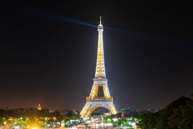 Eyfel Kulesi geceleri pırlanta renginde parlıyordu. Fransa 'nın Paris şehrinde, Champs de Mars' ta.