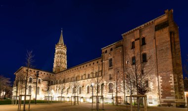 Saint Sernin Bazilikası gece aydınlandı, Fransa 'nın Occitanie kentindeki Toulouse' da.