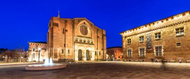 Saint Sernin Bazilikası gece aydınlandı, Fransa 'nın Occitanie kentindeki Toulouse' da.