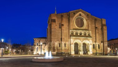 Saint Sernin Bazilikası gece aydınlandı, Fransa 'nın Occitanie kentindeki Toulouse' da.