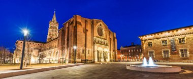 Saint Sernin Bazilikası gece aydınlandı, Fransa 'nın Occitanie kentindeki Toulouse' da.