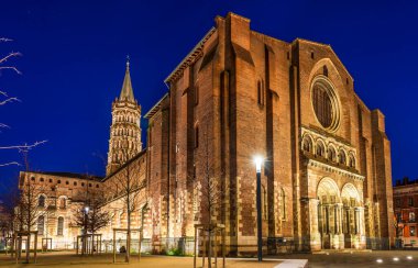 Saint Sernin Bazilikası gece aydınlandı, Fransa 'nın Occitanie kentindeki Toulouse' da.