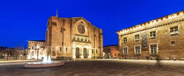 Saint Sernin Bazilikası gece aydınlandı, Fransa 'nın Occitanie kentindeki Toulouse' da.
