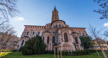Haute-Garonne, Occitanie, Fransa 'daki Toulouse' daki Saint Sernin Bazilikası 'nın arkası.