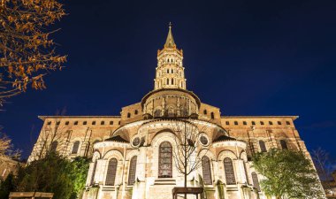 Saint Sernin Bazilikası 'nın arka tarafında, geceleyin, kışın Haute-Garonne, Occitanie, Fransa' daki Toulouse 'da.