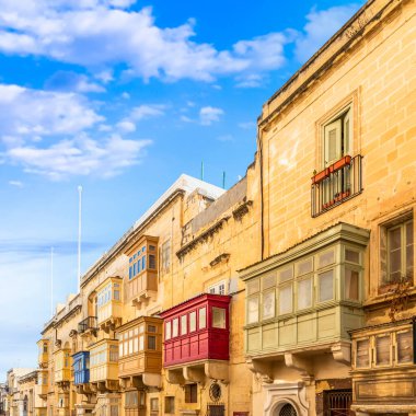 Malta adasındaki Valletta 'da, ön cephe ve tipik ev pencereleri