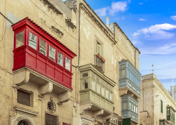 Malta adasındaki Valletta 'da, ön cephe ve tipik ev pencereleri