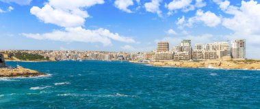 Malta adasında Valletta yakınlarında, inşaat halindeki Sliema bölgesinin manzarası