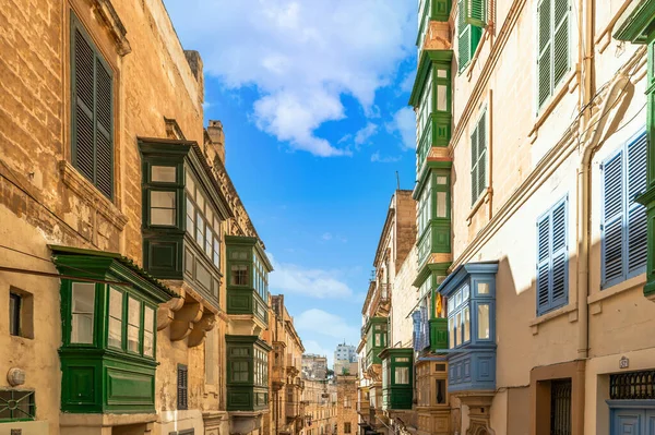 Strada Con Facciate Finestre Tipiche Delle Case Valletta Sull Isola — Foto Stock