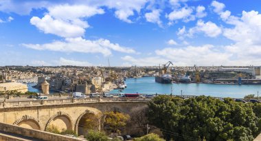 Senglea ve Malta adasının başkenti Valletta 'dan gelen ticari liman