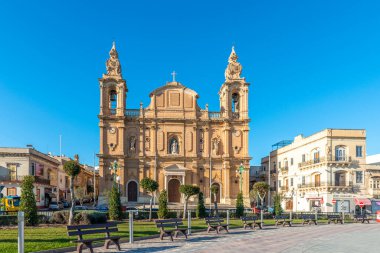 Malta adasındaki Sliema 'da küçük bir liman ve barok kilise.