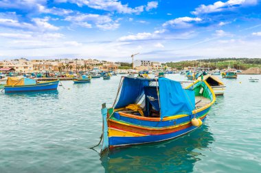 Malta adasındaki Marsaxlokk köyünde tipik balıkçı tekneleri