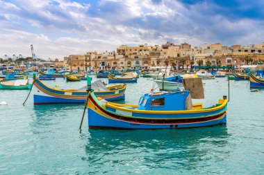 Malta adasındaki Marsaxlokk köyünde tipik balıkçı tekneleri